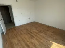 salon z miejscem na aneks kuchenny