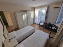 dwa lozka i szafa