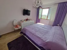 komoda, łóżko, telewizor