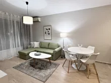 Sofa, stół z krzesłami