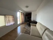 sofa, stolik z krzeslami