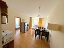 Stół z krzesłami, lodówka