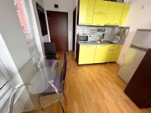 lodówka, aneks kuchenny, stół, krzesła