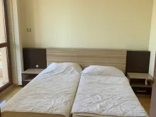 dwa łózka w sypialni