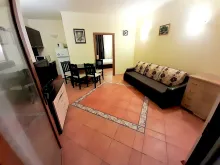 Sofa, stół z krzesłami