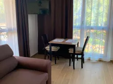 Sofa, stół z krzesłami