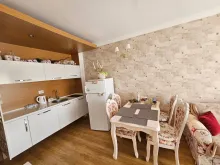 Aneks Kuchenny, lodówka, stół z krzesłami
