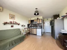 aneks kuchenny, lodówka, sofa