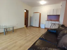 sofa, stolik, aneks kuchenny