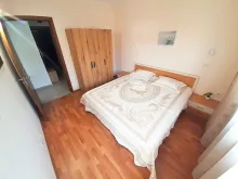 Łóżko i szafa w sypialni