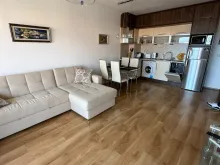 Duża sofa w pokoju