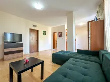 Duża sofa w mieszkaniu