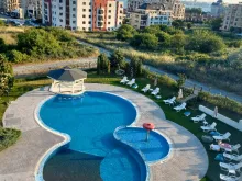 Basen na terenie kompleksu