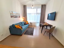 Pokój dzienny z sofa i telewizorem