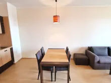 Stół z krzesłami i sofa