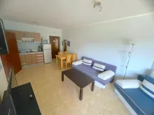aneks kuchenny, sofa, stolik, krzesła