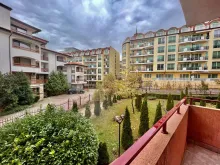 Balkon z widokiem na teren zielony