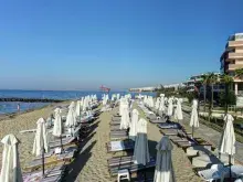 plaża. leżaki, parasole