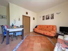 Sofa i stół z krzesłami