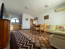 sofa, stolik