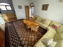sofa, stolik, krzesła