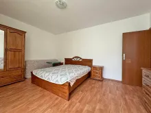 łóżko, szafa w sypialni