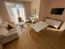 Sofa, telewizor w pokoju