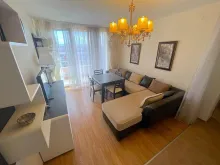 Salon trzypokojowego mieszkania w kompleksie Holliday Fort Club