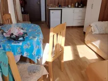 salon, krzesła, stół, sofa, aneks kuchenny