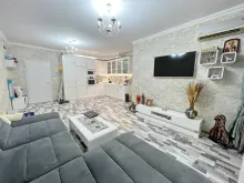 Duża sofa i telewizor