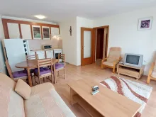 aneks kuchenny, lodówka, sofa