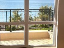 Okno w salonie z widokiem na morze