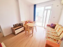 Sofa i stół z krzesłami