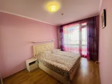 łózko w sypialni
