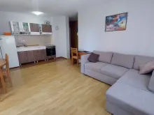 Stół z krzesłami i duża sofa