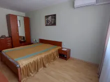 Łóżko i szafa w sypialni