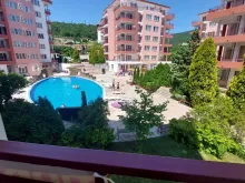 Widok na basen z tarasu