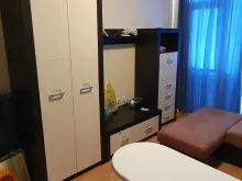 Szafę i stół z krzesłami