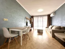 Stół z krzesłami i fotel