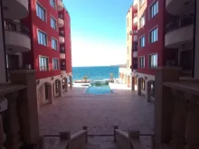 widok na morze z kompleksu