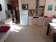 aneks kuchenny, sofa, stół z krzesłami
