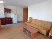 sofa, stolik