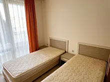 dwa łóżka pojedyńcze w sypialni