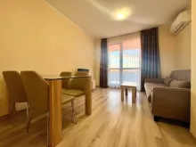 stół z krzesłami, sofa