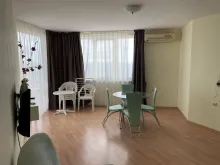 salon. stół z krzesłami