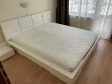 łoże w sypialni