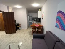 sofa, aneks kuchenny, stół z krzesłami