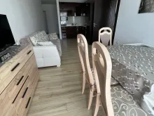 stół z krzesłami, sofa, aneks kuchenny
