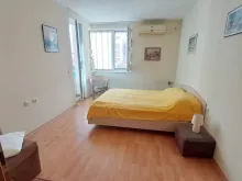 Łóżko i szafa w sypialni