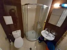 Kabina prysznicowa i toaleta w łazience